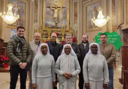 Don Roberto Bruna, il sindaco di Busca Ezio Donadio e l’assessore Bruno Olivero, il sindaco Giancarlo Armando di Tarntasca e il consigliere Manuel Cesana insieme a madre superiora suor Maria Isacco, suor Roseann e suor Marymaguta